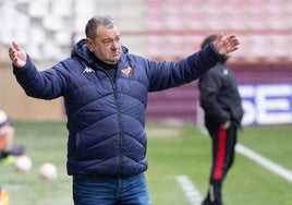 Carlos Pouso gesticula durante el partido de este domingo contra el Alfaro.