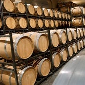 Nave de barricas de una bodega.