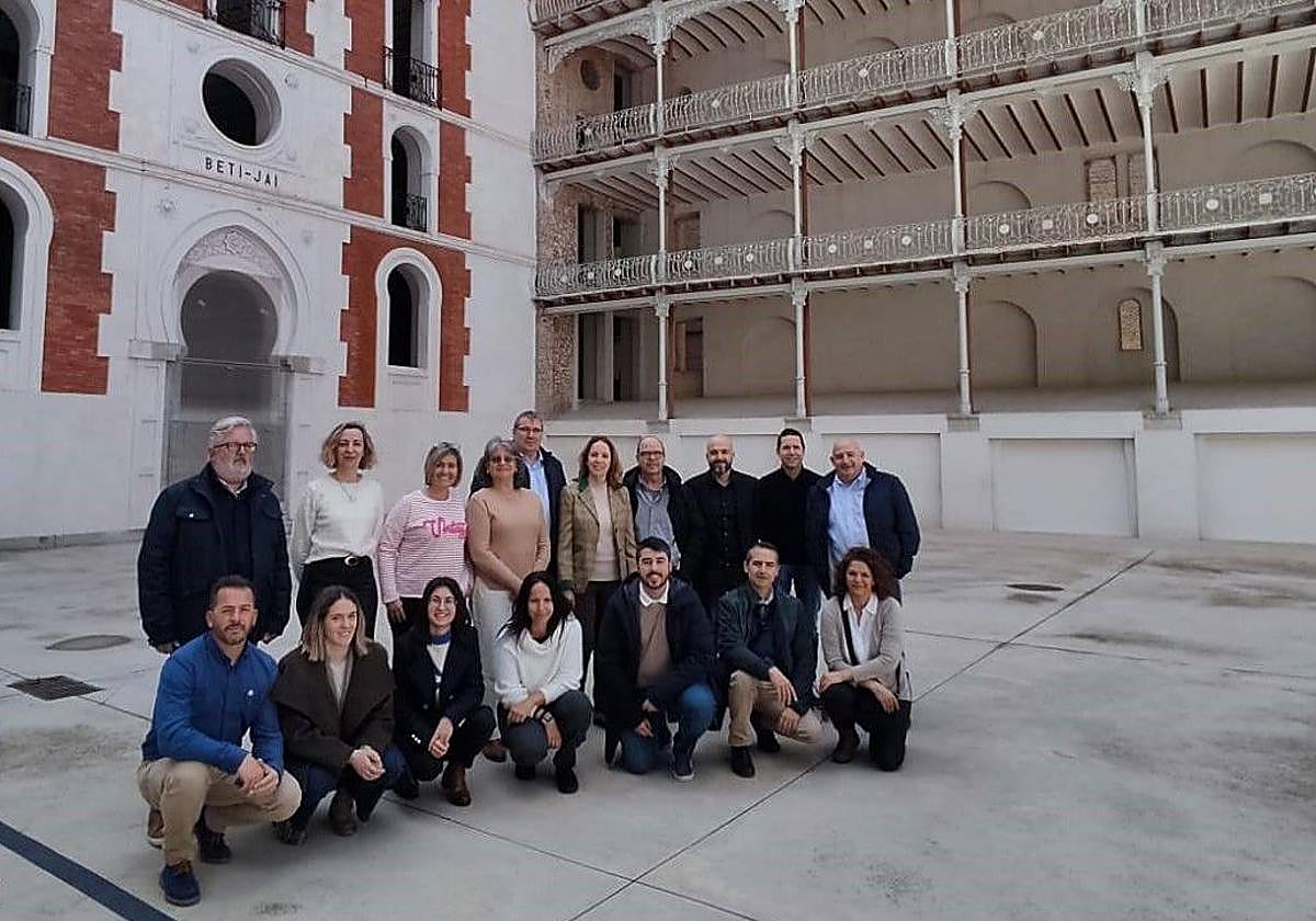Foto de la nueva junta directiva durante la visita al histórico Beti Jai de Madrid.