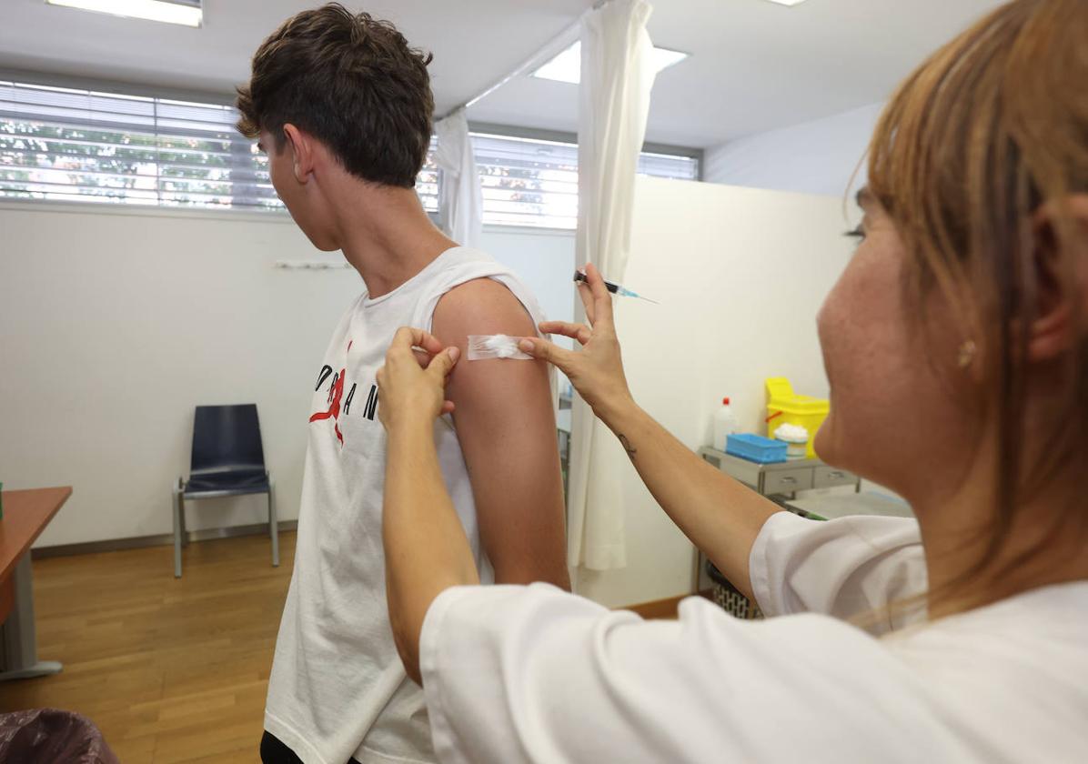 Salud inicia la vacunación contra el papiloma para varones de 14 a 19 años