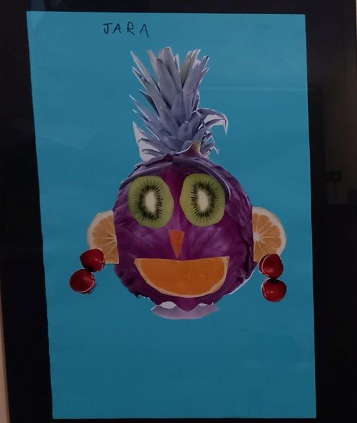 Imagen secundaria 2 - Organizadoras de la muestra y profesoras de los talleres familiares de la UPL, y detalles de la cerámica y collages de las exposición.