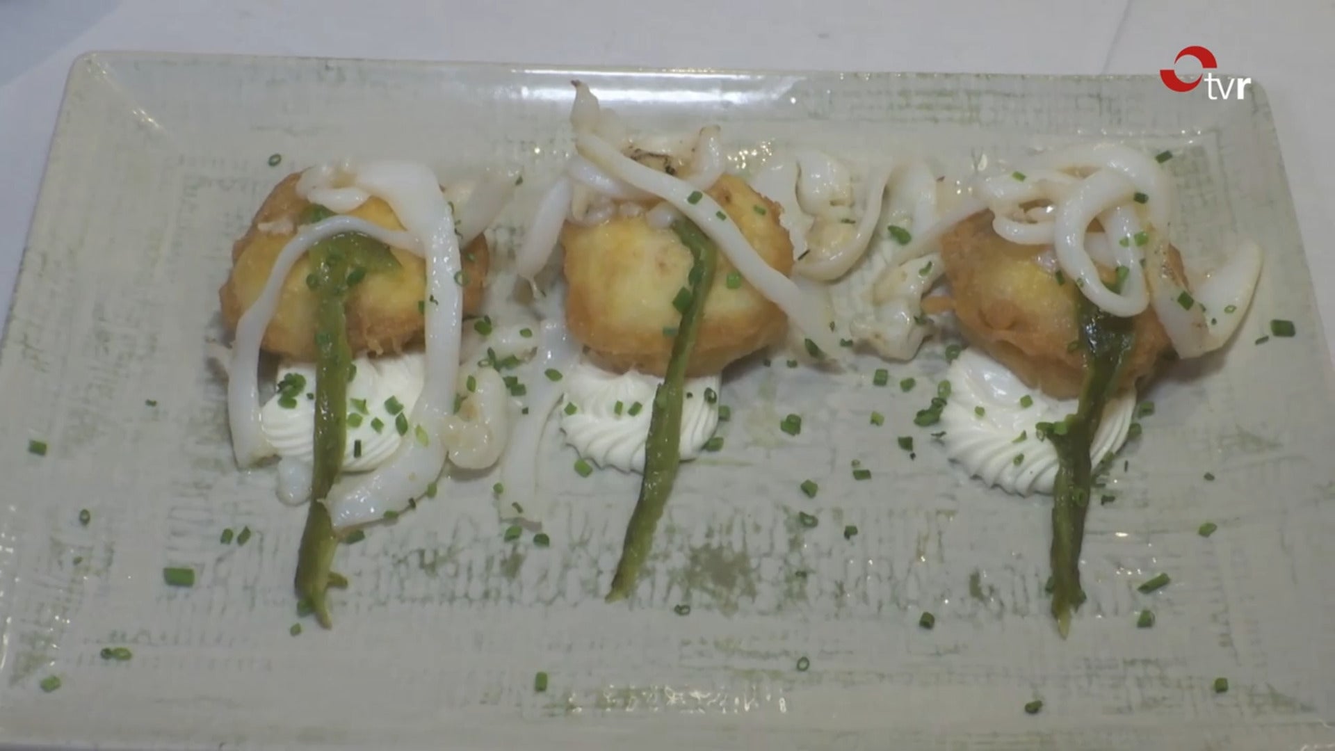 Buñuelos de merluza y sepia con alioli