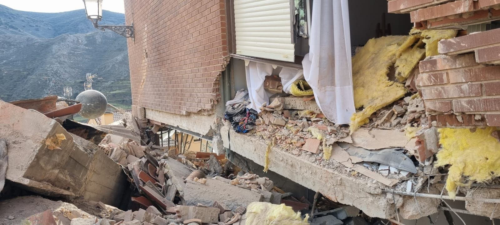 Las labores de desescombro en Viguera, en imágenes