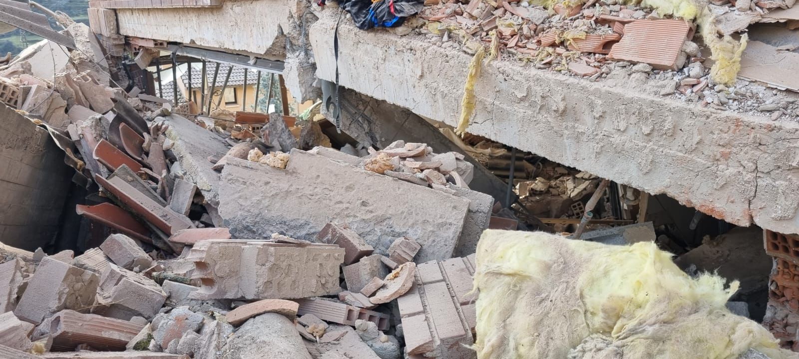 Las labores de desescombro en Viguera, en imágenes