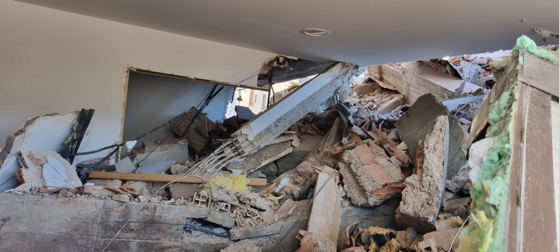 Las labores de desescombro en Viguera, en imágenes