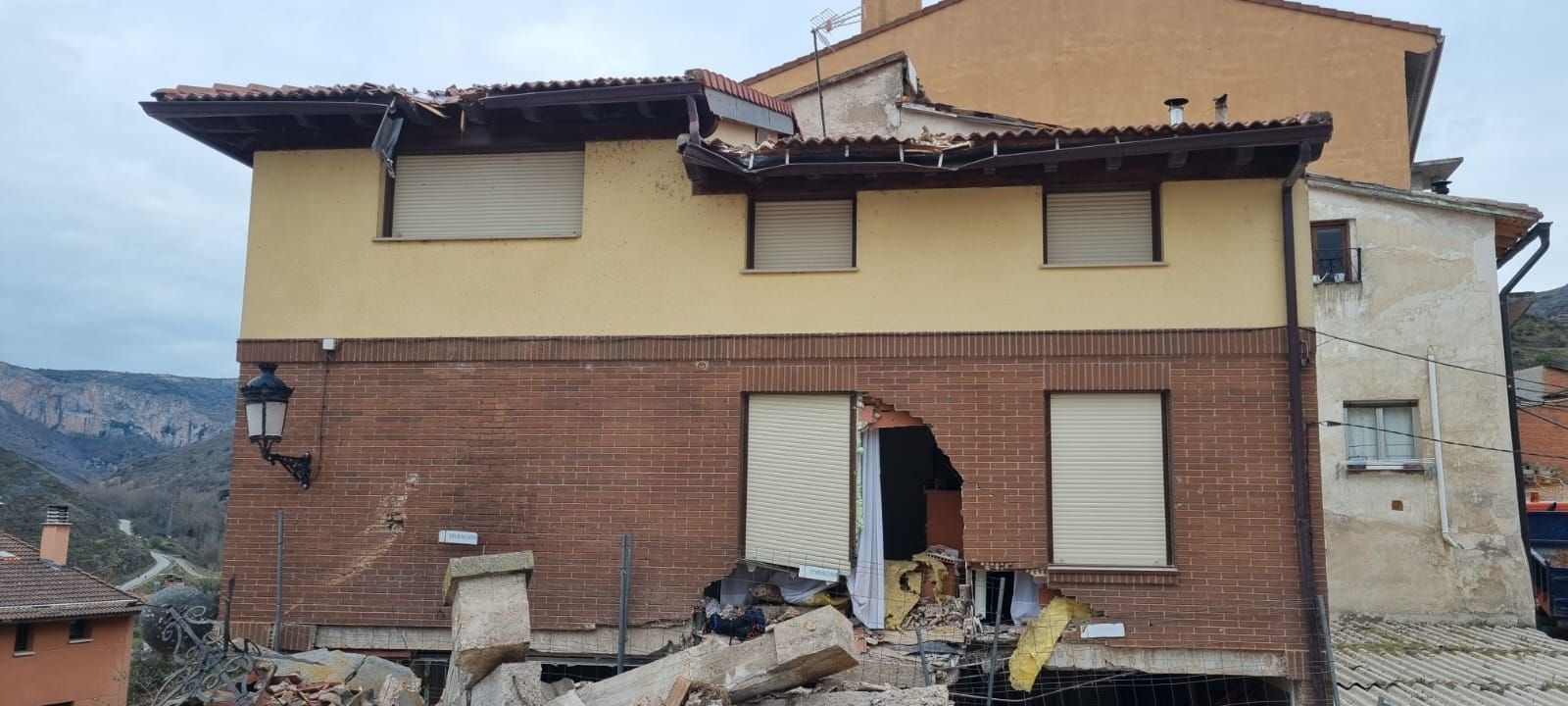 Las labores de desescombro en Viguera, en imágenes