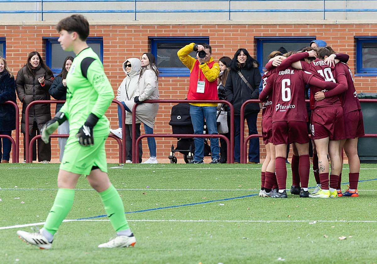 Las jugadoras del DUX celebran uno de sus goles en el partido del domingo contra el Baleares.