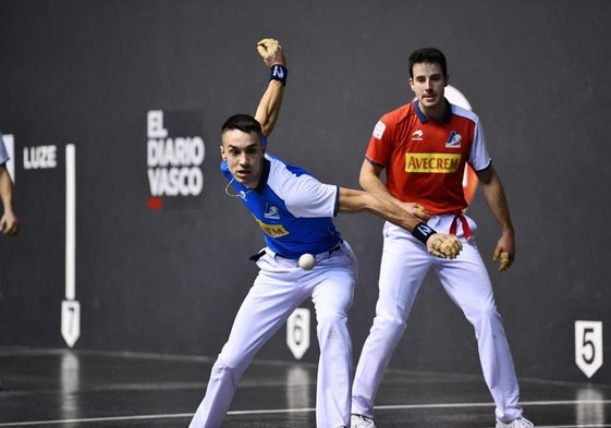 Zabala prepara su golpe ante la mirada de Darío en un partido en San Sebastián.