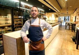 Alexandru posa en su local.