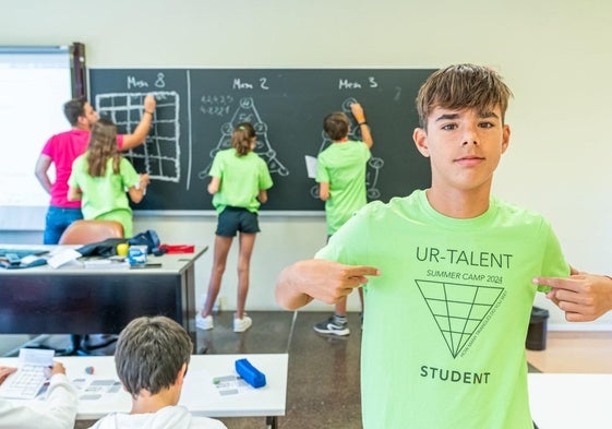 Un participante en el Summer Camp del año pasado presume de camiseta.