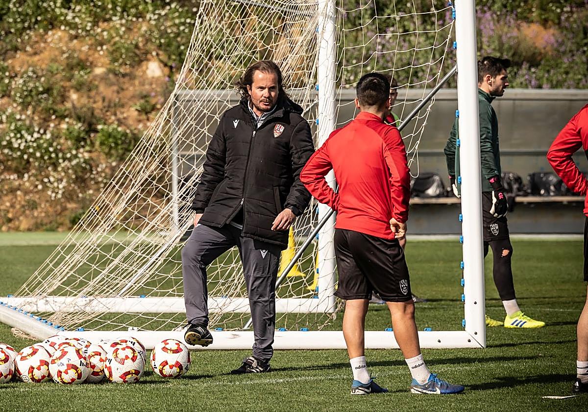 Yayo Urzay conversa con unos de sus jugadores.