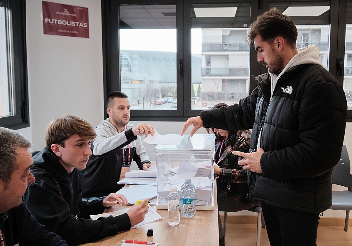Un jugador vota en en el estamento de deportistas.