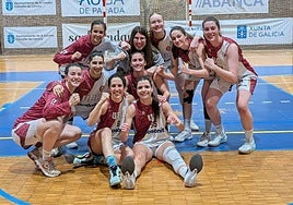 Las jugadoras del Unibasket celebran el triunfo en La Coruña.