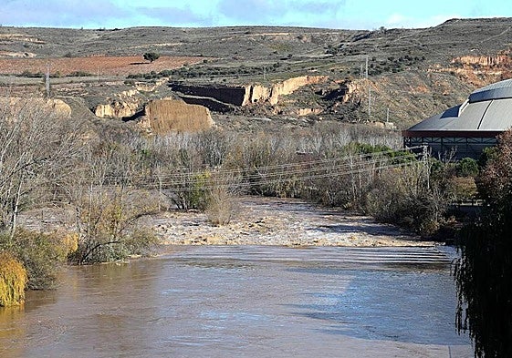 Crecida del Ebro a su paso por Logroño, en una imagen de archivo .