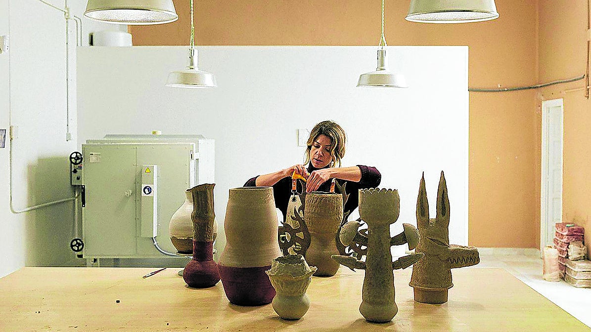 Tamara Mendaza, en Lalumbre, su estudio en Logroño, supervisando algunas de las piezas que componen la exposición 'Petricor.