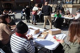 El taller de alpargatas triunfa en la plaza de la Paz de Haro