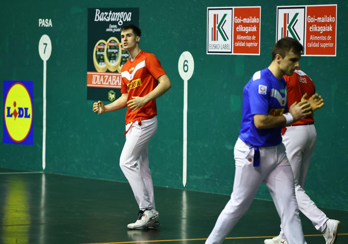 Iztueta celebra uno de los tantos logrados en el Astelena.