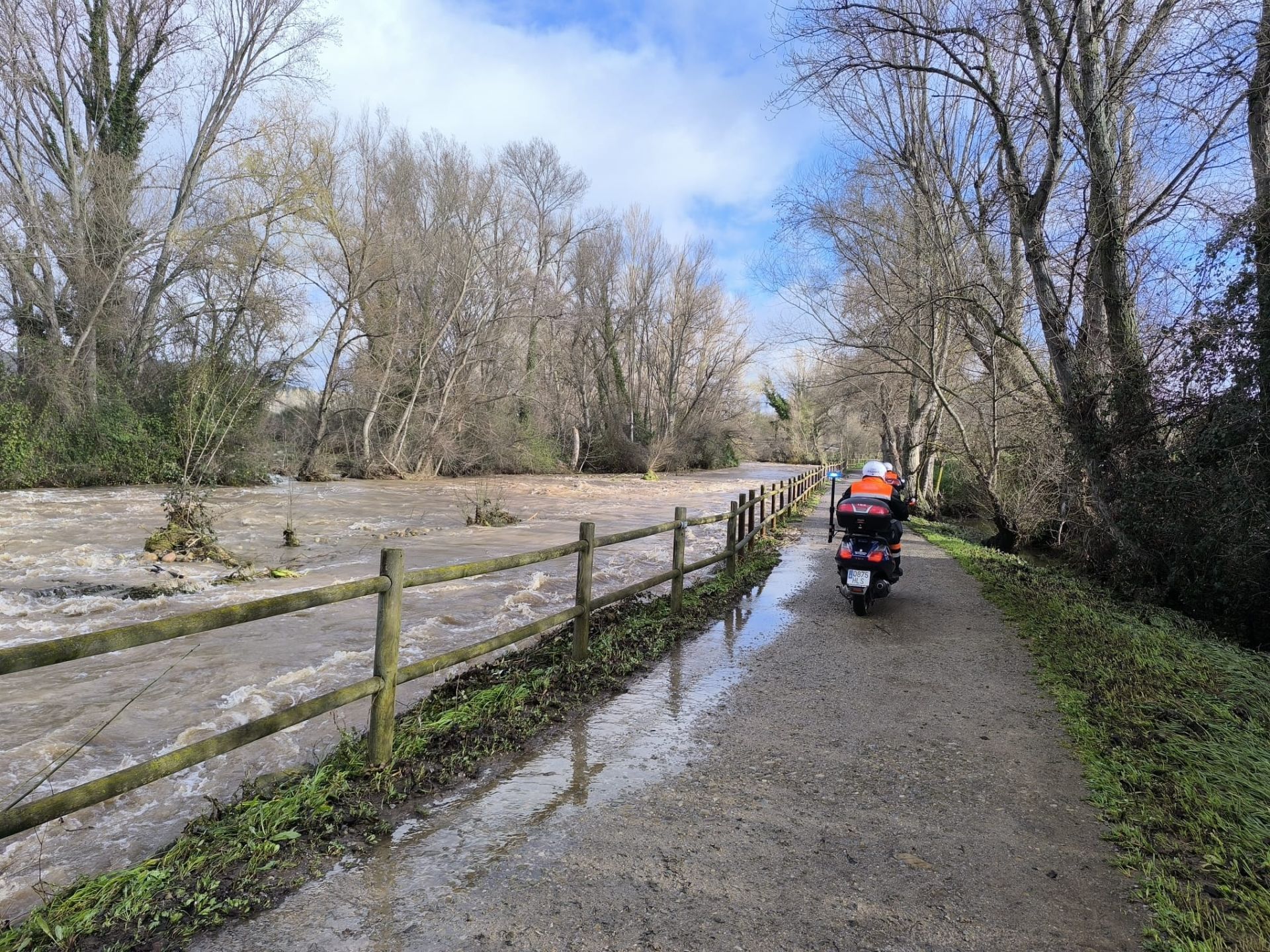 El río Iregua, muy crecido en su desembocadura en el Ebro