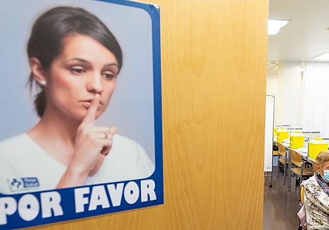 Cartel con la imagen de una enfermera en un centro de salud de la capital riojana.