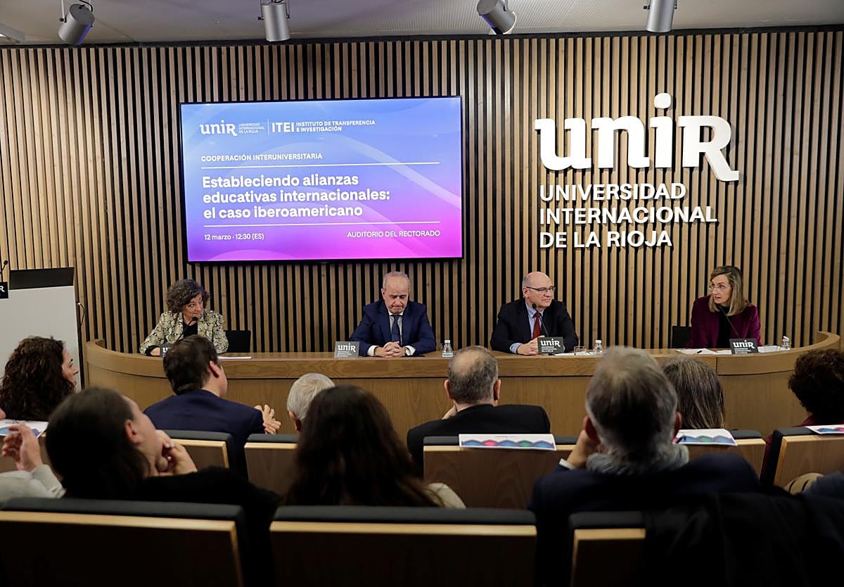 La mesa del seminario con María Castro, Ricardo Mairal, José Manuel Pingarrón e Isabel Díez Vial.