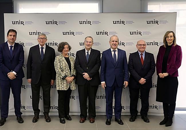 Javier Galiana, director ejecutivo de UNIR; Rafael Puyol, presidente de UNIR; María Castro, catedrática UCM; José María Vázquez García-Peñuela, rector de UNIR; Ricardo Mairal, rector de UNED; José Manuel Pingarrón, director del Seminario de UNIR; Isabel Díez Vial, vicerrectora de Transferencia de UNIR