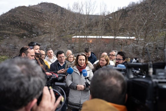 La secretaria general del PP, Cuca Gamarra, en Laguna de Cameros.
