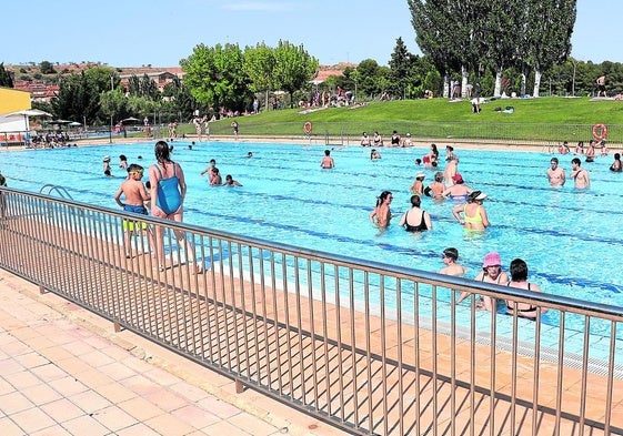 La junta de gobierno local aprobó sacar a contratación por dos años este suministro, para el agua potable y para tratar la de las piscinas de verano.