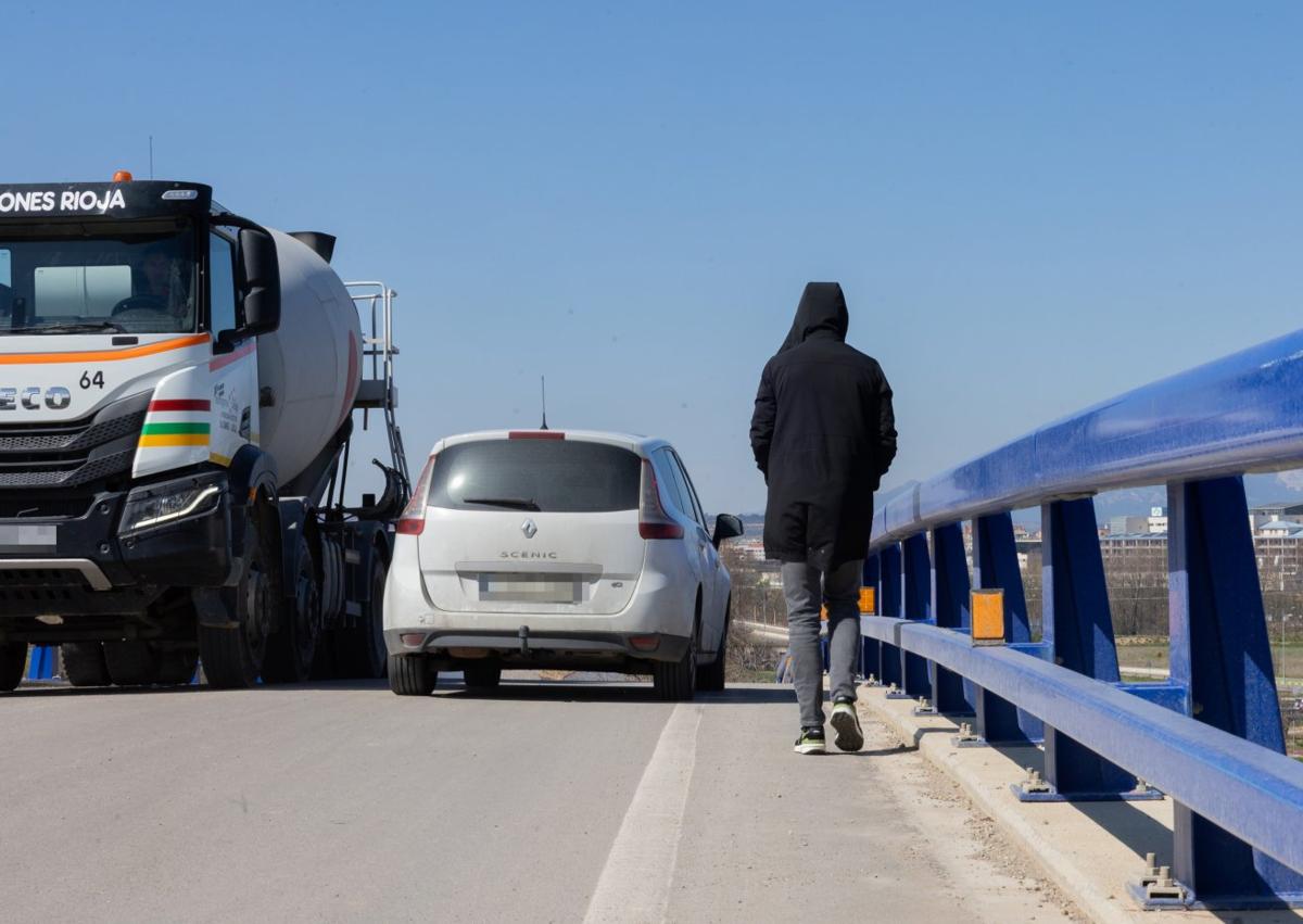Imagen secundaria 1 - Escaso espacio para el peatón y grietas en la rampa de acceso al puente.