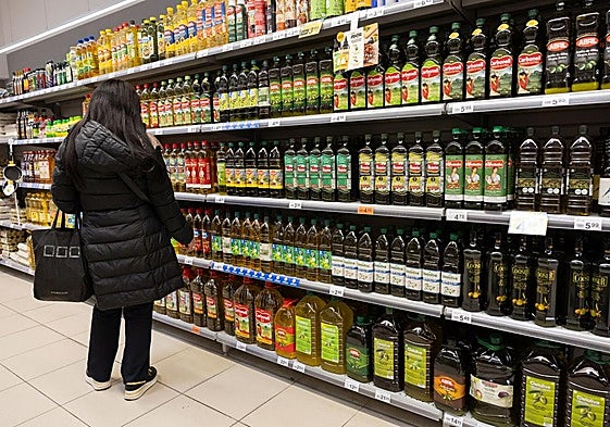 Estantes repletos de diferentes aceites en un supermercado de Logroño.