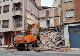 Inicio de las labores de derribo de la casa de los Baroja de Calahorra.