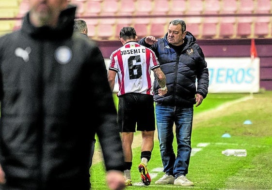Carlos Pouso saluda a Josemi Castañeda, que se retiró por una lesión de tobillo.