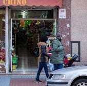 Tres personas extranjeras pasean por avenida de la Paz de Logroño, en una imagen de archivo.