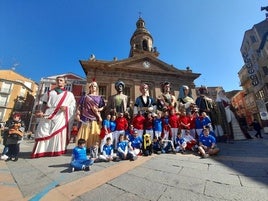 Gigantes y la comparsa de Calahorra en la Plaza del Raso.