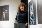 La fotógrafa Raquel Triguero posa entre las imágenes de su exposición.