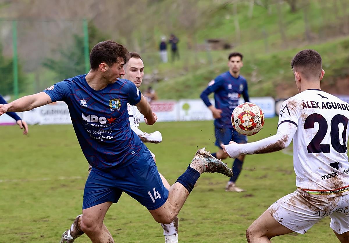Sergio intenta controlar el balón presionado por Álex Aguado en el derbi contra el Alfaro del domingo.