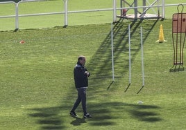 Carlos Lasheras camina pensativo durante su primer entrenamiento al frente de la UDL.