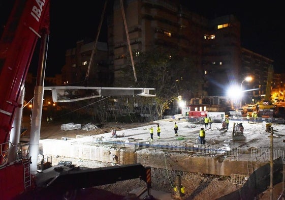 Desmontaje del puente del ferrocarril de Vara de Rey en abril de 2023.