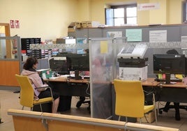 La alcaldesa apunta a la falta de personal por el fin del contrato del agente de promoción de empleo para poder tramitar tres de los programas.