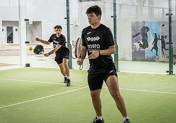 Una pareja, en uno de los partidos disputados el año pasado en Haro.