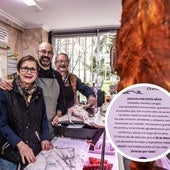 Mari Carmen y Benito junto a Mario, su hijo, en la carnicería de Duques de Nájera.