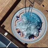 Jacuzzi exterior en la cubierta del edificio de tratamientos del balneario de la Albotea de Cervera.