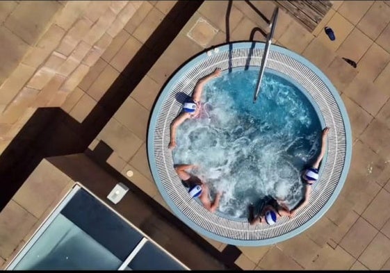 Jacuzzi exterior en la cubierta del edificio de tratamientos del balneario de la Albotea de Cervera.