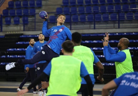 Andrej Pergel se eleva sobre la defensa para lanzar a portería en el entrenamiento de este viernes