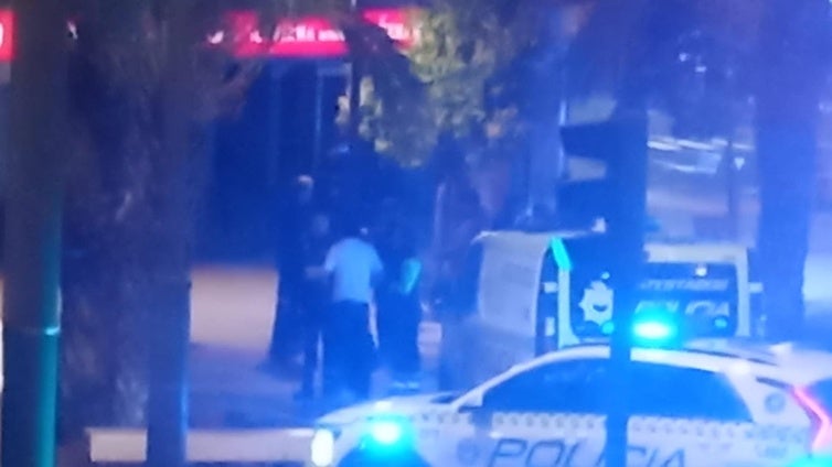 Seis coches de policía intervienen en una algarada en Duques de Nájera