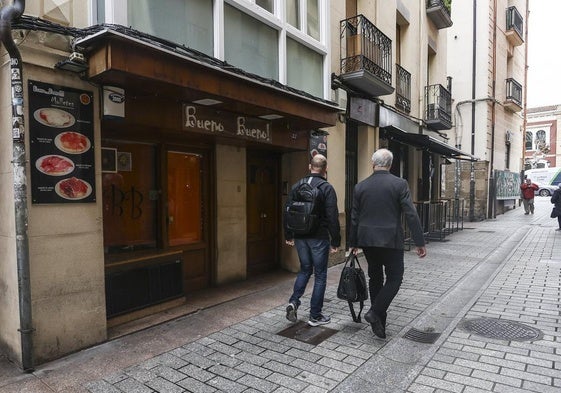 Fachada del bar Bueno bueno, que se traspasa en San Juan para abrir un local reformado un poco más abajo, en la misma calle .