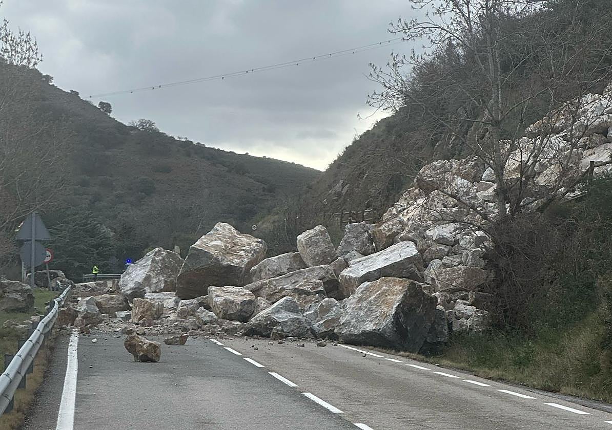 Un enorme desprendimiento de rocas de 50 toneladas corta el tráfico de acceso a Arnedillo y al Alto Cidacos