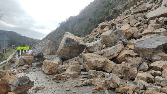 Las rocas desprendidas de la ladera ocupan toda la calzada.