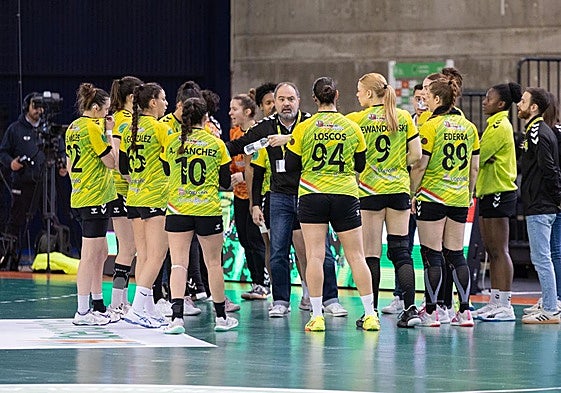Juanjo González charla con la plantilla durante el último encuentro ante Gijón.