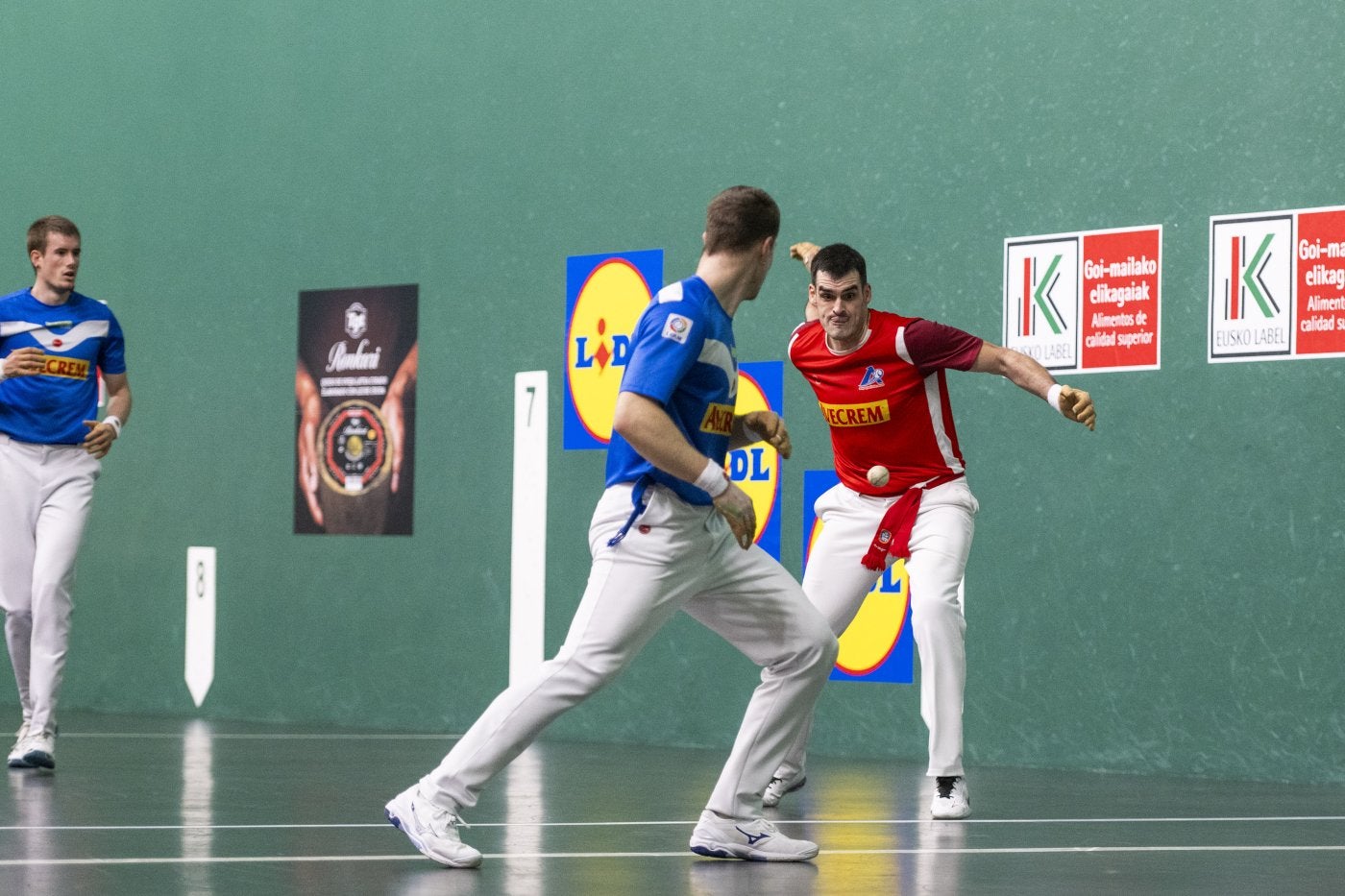 Ezkurdia se dispone a golpear ante la mirada de Artola y Mariezkurrena.