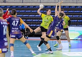 Lorena Pérez, que continuará un año más en el Sporting, lanza a portería ante el Gijón.